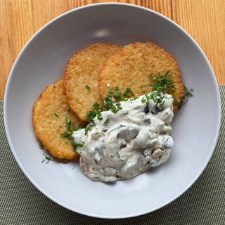 Draniki z pieczarkami z Cybula oraz sosem śmietankowym