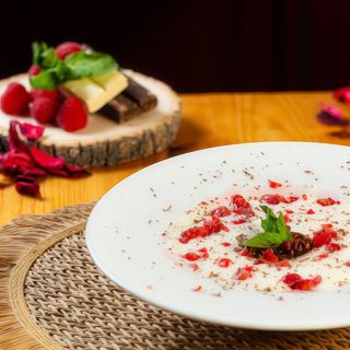 sopa de chocolate blanco con frutos rojos y polvo de cacao
