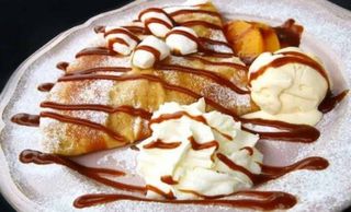 Млинець з морозивом