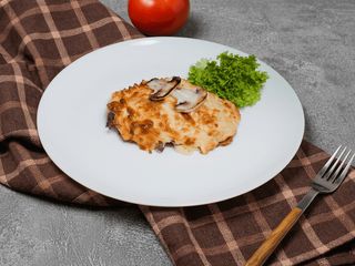 Відбивна куряча з грибами і сиром