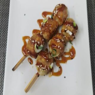Kushiyaki albóndigas de pollo (2 pzas.)