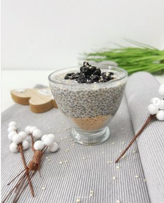 Budincă de chia/afine și granola