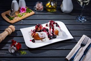 Papanasi cu smantana si dulceata