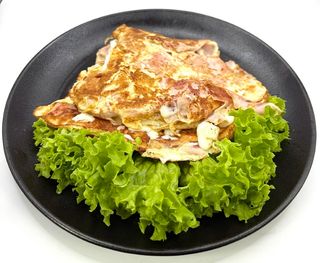 Omleta cu sunca si cascaval