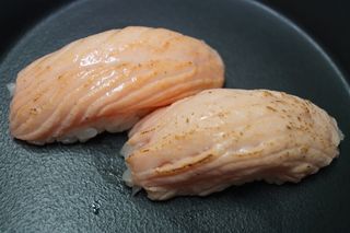 Нигири сьомга татаки (2бр-60гр)