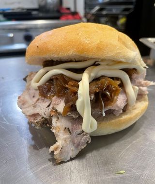 Porchetta con cipolle e maionese