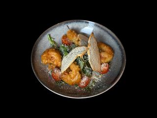 Салат з креветкою в темпурному клярі