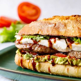 Хрусткий запечений сендвіч з телятиною, Моцарелою та томатами (360г)