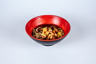 105. Spaghetti di grano in brodo con misto mare e verdure