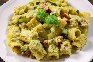 Mezze maniche speck e zucchine