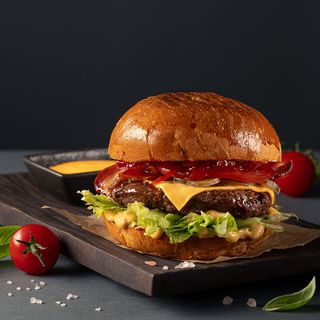 Бургер з яловичою котлетою та перцем конфі