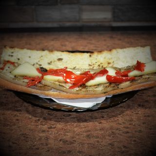 Bocadillo de panceta con queso y pimientos