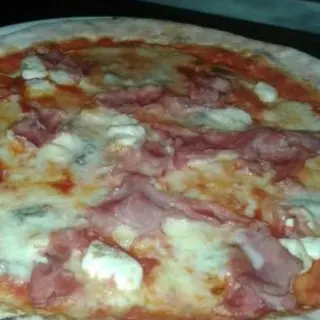Pizza saporita + coca-cola + Patatine
