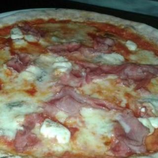 Pizza saporita + coca-cola + Patatine