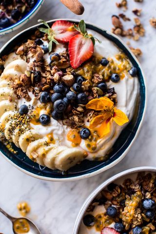 Iogurte Grego com Granola, Fruta e Mel