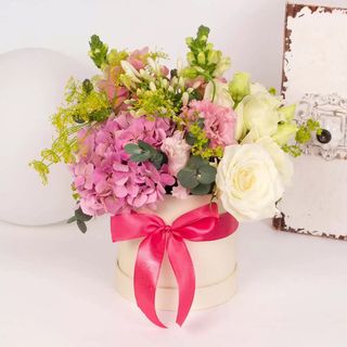 Cutie ivoire cu lisianthus si hortensie roz