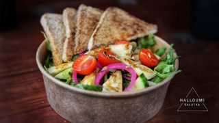 Sałatka z serem halloumi lub falafelem oraz pełnoziarnistymi tostami