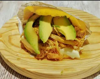 Arepa De Pollo, Queso, Aguacate Y Piña 