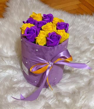 Cutie rotunda  trandafiri galbeni si mov