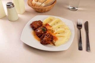 Chiftelute si piure de cartofi