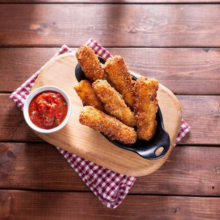 Mozzarella sticks servite cu sos de rosii  