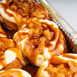 Cinnamon rolls cu mere caramelizate si caramel