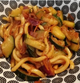 Yaki udon con pollo e verdure