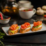 Брускетты с лососем