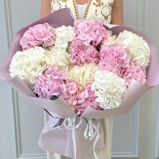 Buchet din 11 hortensii alb-roz