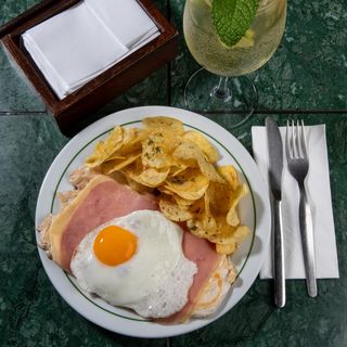 Prego em Prato Frango com Ovo