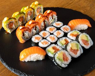 Суши Сьомга сет (24бр - 600гр) + Coca Cola Zero 0.5