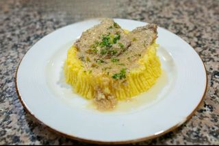 Lovačke šnicle, domaći pire