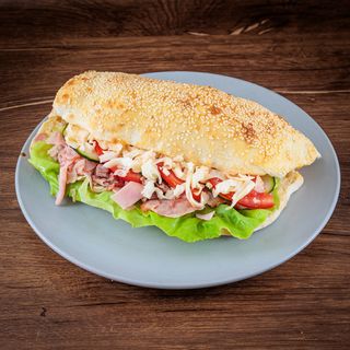 Sendvič sa šunkom i proprženom slaninom