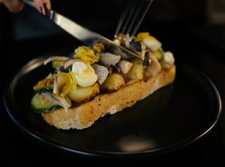 Смореброд з картоплею і оселедцем