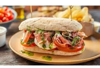 Crudo pomodoro mozzarella e insalata