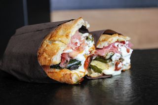 Crudo, scamorza, zucchine grigliate, salsa boscaiola - media