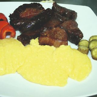 Carne la garnita + mamaliga + castraveti acri 200g/250g/100g