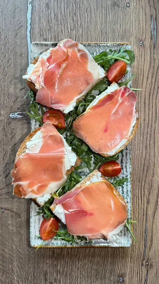 Bruschete crema de branza si Prosciutto