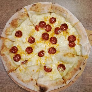 Pogača sa sirom i domaćom kobasicom