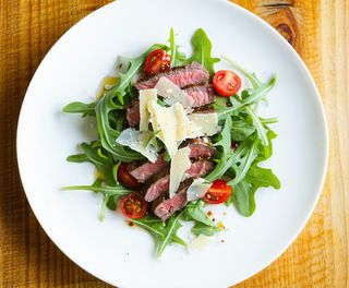 Tagliata di manzo cu rucola si rosii cherry
