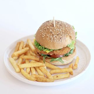 Бургер с куриной котлетой