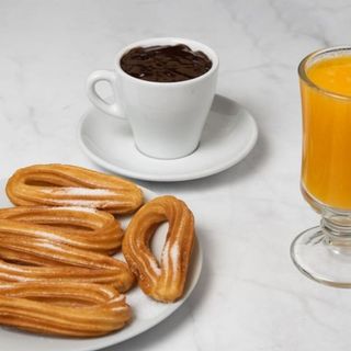 Menú Moncayo, Zumo Naranja (8oz), Chocolate a la Taza(8oz) 6 Churros