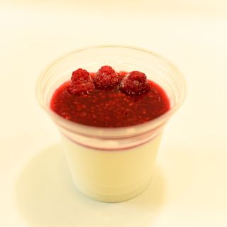 პანაკოტა ჟოლოს ზედსართით