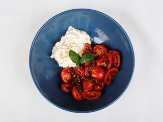 Три томати зі страчателою