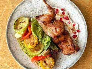 Перепілка з хоспера з овочами гриль та лабне (200/55/120g)