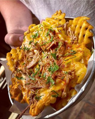 Patate con fonduta di cheddar alla paprika e pulled pork