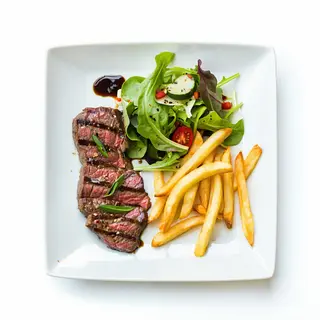 Plato filete, ensalada y patatas fritas