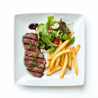 Plato filete, ensalada y patatas fritas