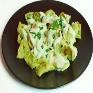 Pasta verde rellena de queso blanco (ración)