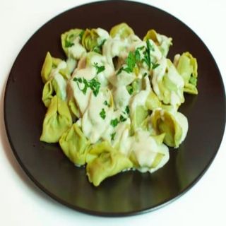 Pasta verde rellena de queso blanco (ración)